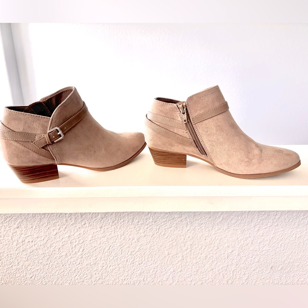 Old Navy Faux Suede Ankle Boots Women's Size: (8)Tan
- Side Zipper Block Heel -